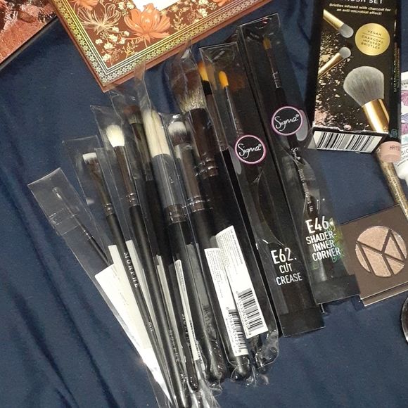 MAKE-UP MYSTERY BAGS!!!! 💯% AUTHENTIC HIGH END! - Picture 2 of 5